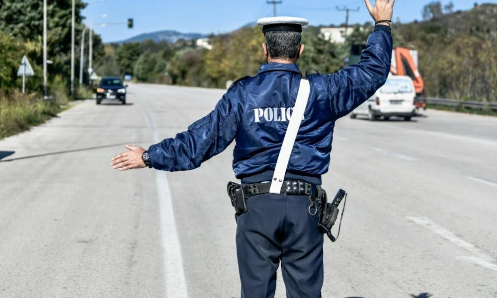 Συλλήψεις από την Τροχαία σε Λιμανάκια και Σύνταγμα -Χειροπέδες σε 14 άτομα για οδήγηση χωρίς άδεια